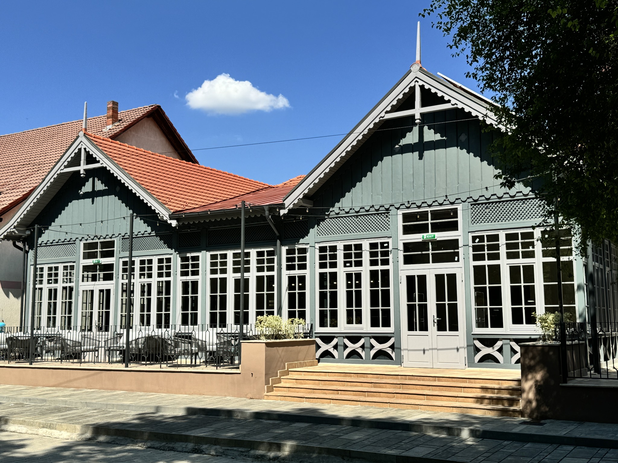 Raft bibliotecă – tunel cărți