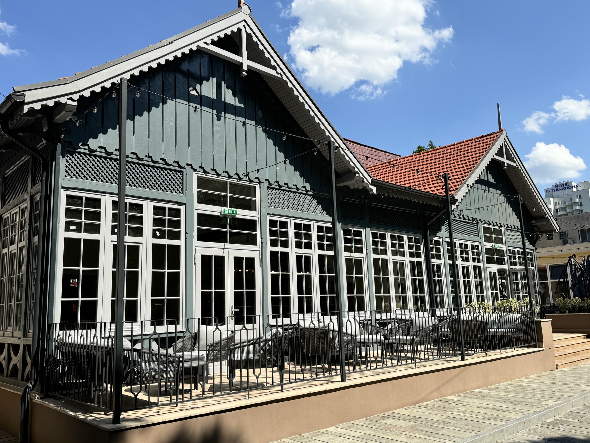 Vedere laterală cu terasă